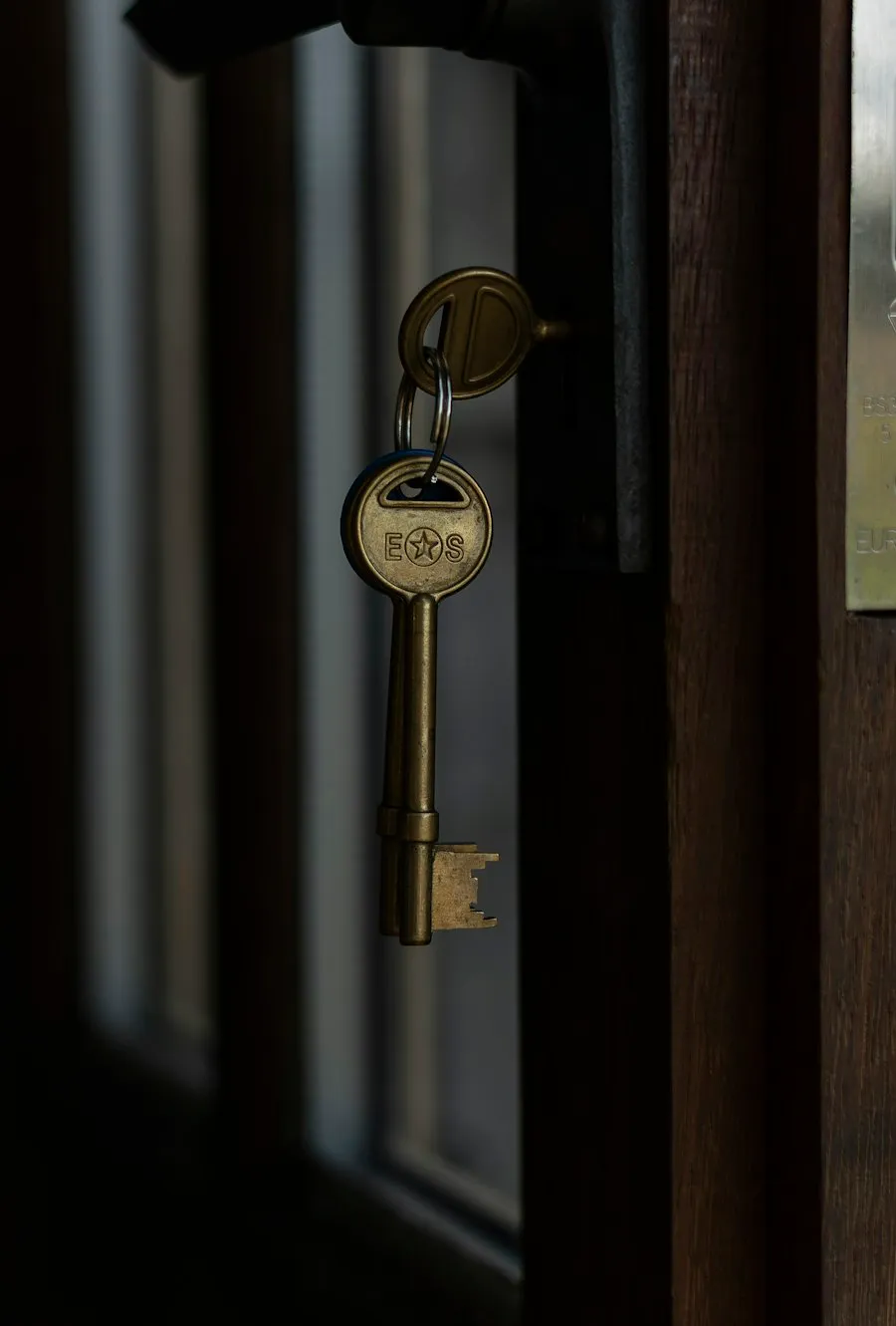 Llaves en la cerradura de una puerta