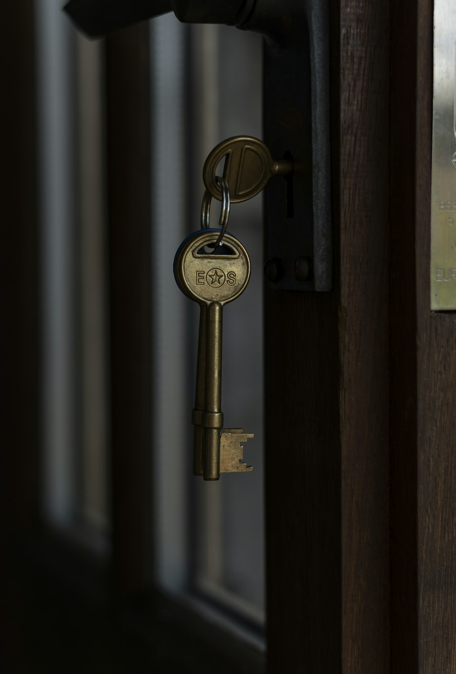 Llaves en la cerradura de una puerta